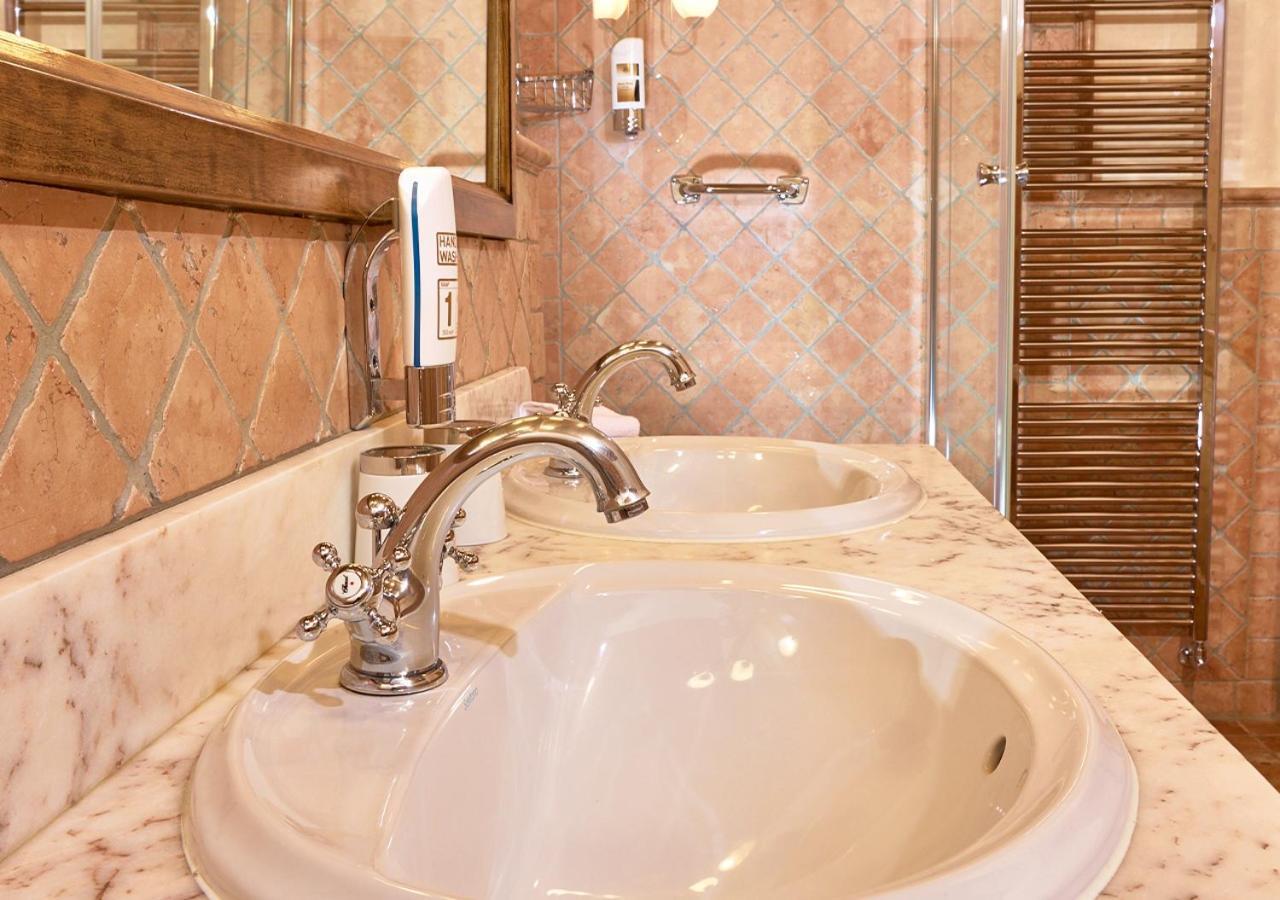 Historik Hotel Gotisches Haus Garni Ротенбург-на-Таубері Екстер'єр фото